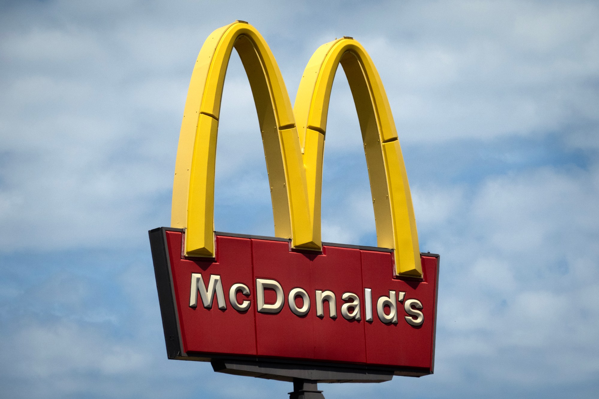OCR-L-MCD-0108-01 A sign towers over a McDonald’s restaurant on May 13, 2025 in Chicago. (Photo by Scott Olson/Getty Images)