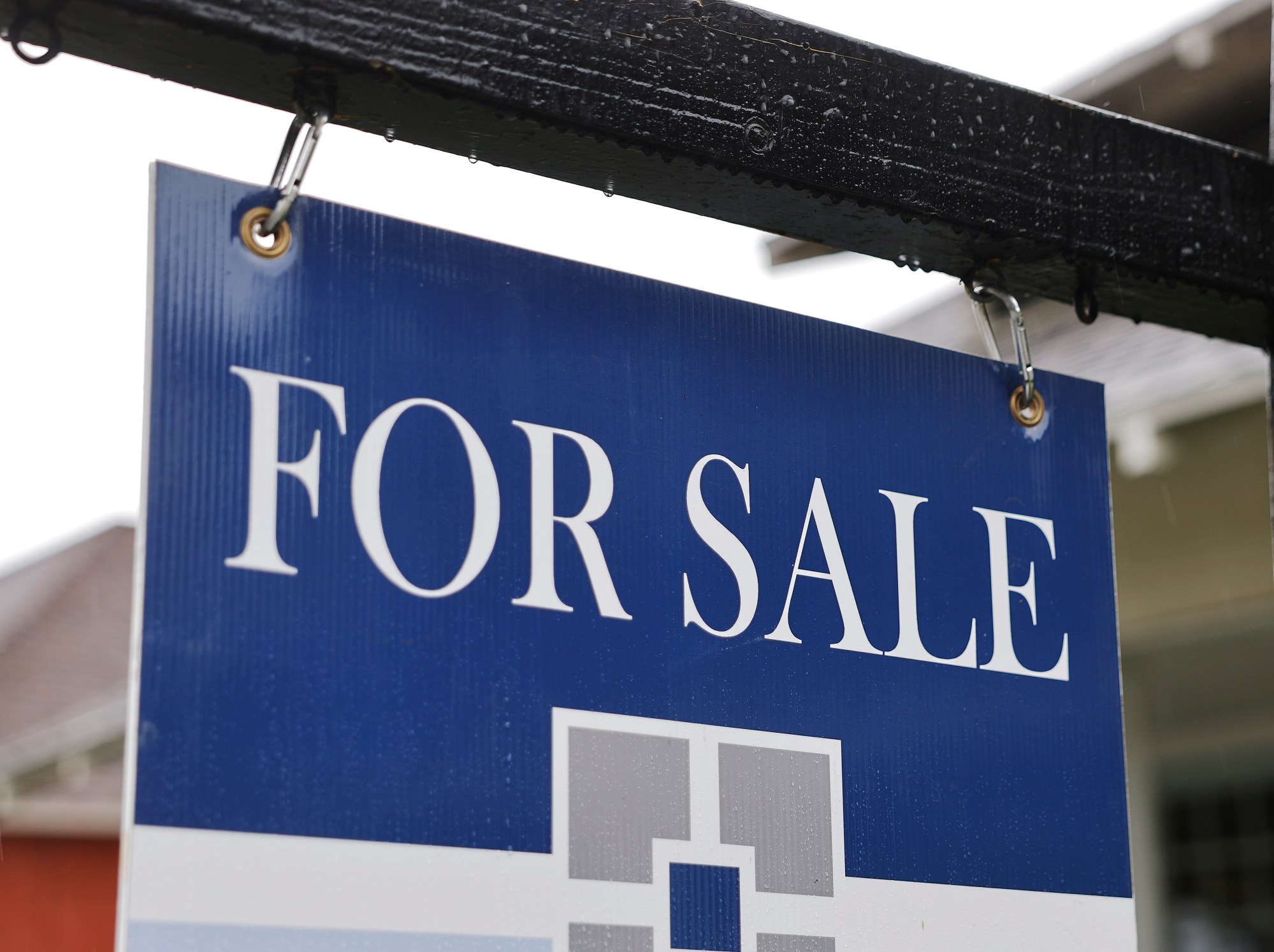 A ‘For Sale’ sign is posted in front of a home for sale on March 05, 2025 in Pasadena, California. The average 30-year fixed mortgage rate is down to 6.19 percent, the lowest rate since October. (Photo by Mario Tama/Getty Images)
